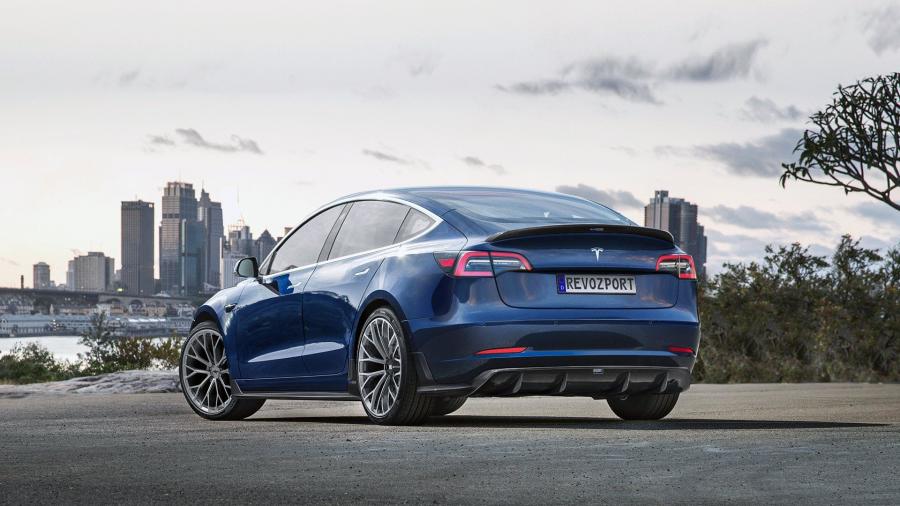  Tesla Model 3 by RevoZport 2019 года  (фото 3 из 4)